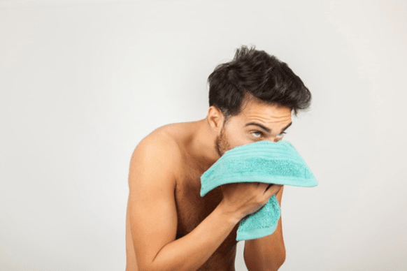 خشک کردن پوست با حوله تمیز و لطیف